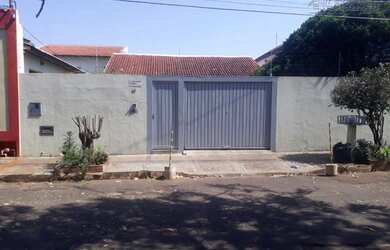 Imagem: A casa possui 5 Dormitórios, 4 Banheiros, 4 Vagas na garagem