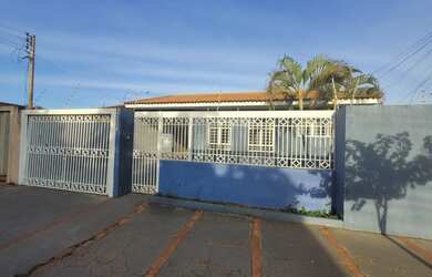 Imagem: A casa possui 2 Dormitórios, 3 Banheiros, 4 Vagas na garagem