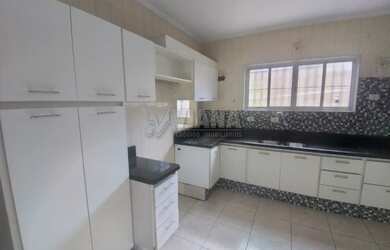 Imagem: A casa possui 3 Dormitórios, 1 Banheiro, 2 Vagas na garagem