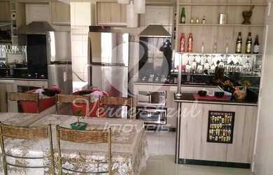 Imagem: O apartamento possui 3 Dormitórios, 1 Banheiro, 1 Vaga na garagem