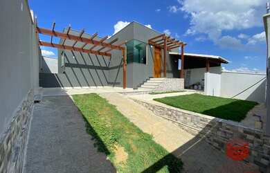 Imagem: A casa possui 3 Dormitórios, 2 Banheiros, 2 Vagas na garagem