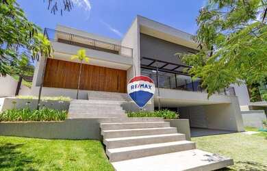 Imagem: A casa possui 5 Dormitórios, 5 Banheiros, 5 Vagas na garagem