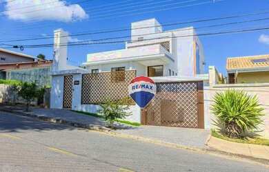 Imagem: A casa possui 3 Dormitórios, 4 Banheiros, 3 Vagas na garagem