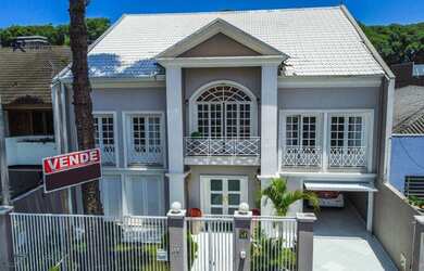 Imagem: A casa possui 5 Dormitórios, 5 Banheiros, 5 Vagas na garagem