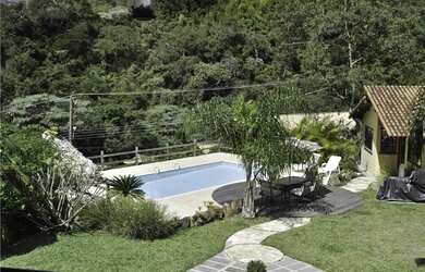 Imagem: A casa possui 3 Dormitórios, 3 Banheiros, 4 Vagas na garagem