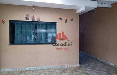 Imagem: A casa possui 3 Dormitórios, 2 Banheiros, 2 Vagas na garagem