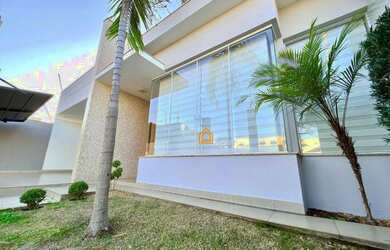 Imagem: A casa possui 3 Dormitórios, 3 Banheiros, 2 Vagas na garagem