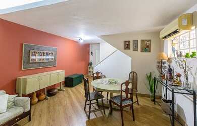 Imagem: A casa possui 3 Dormitórios, 5 Banheiros, 2 Vagas na garagem