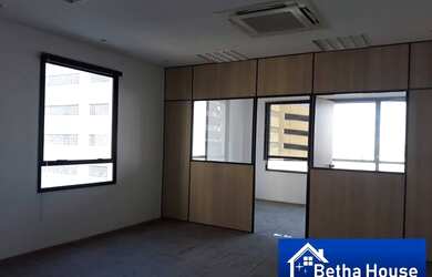 Imagem: O depósito possui 1 Vaga na garagem e 56m² de Área e está