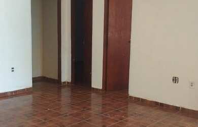 Imagem: A casa possui 3 Dormitórios, 1 Banheiro, 3 Vagas na garagem