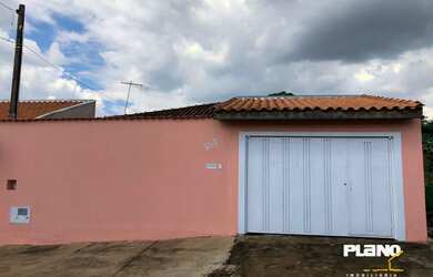 Imagem: A casa possui 3 Dormitórios, 1 Banheiro, 2 Vagas na garagem