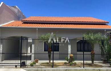 Imagem: A casa possui 3 Dormitórios, 2 Banheiros, 4 Vagas na garagem