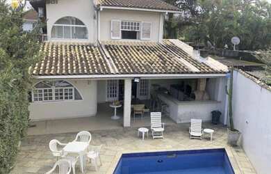 Imagem: A casa possui 4 Dormitórios, 5 Banheiros, 3 Vagas na garagem