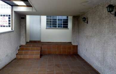 Imagem: A casa possui 2 Dormitórios, 2 Banheiros, 2 Vagas na garagem