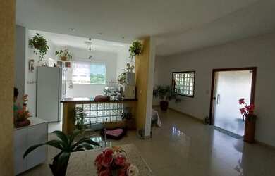 Imagem: A casa possui 3 Dormitórios, 2 Vagas na garagem e está localizado