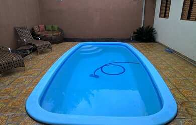 Imagem: A casa possui 3 Dormitórios, 2 Banheiros, 2 Vagas na garagem