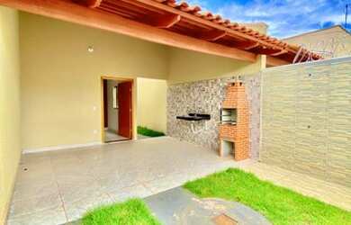 Imagem: A casa possui 2 Dormitórios, 2 Banheiros, 2 Vagas na garagem