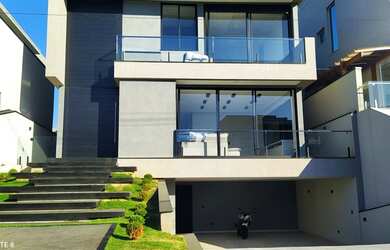 Imagem: A casa em condomínio possui 3 Dormitórios, 4 Banheiros, 4