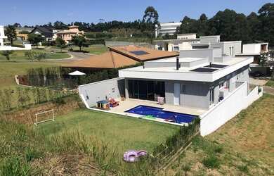 Imagem: A casa em condomínio possui 4 Dormitórios, 5 Banheiros, 5