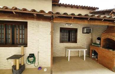 Imagem: A casa possui 3 Dormitórios, 1 Banheiro, 1 Vaga na garagem