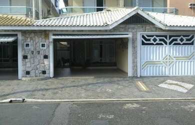 Imagem: A casa possui 3 Dormitórios, 4 Banheiros, 2 Vagas na garagem