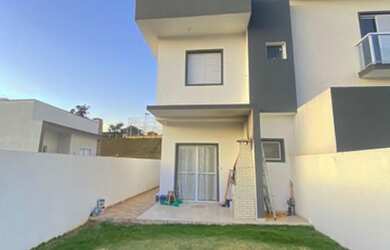 Imagem: A casa possui 3 Dormitórios, 2 Banheiros, 2 Vagas na garagem