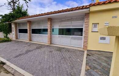 Imagem: A casa possui 4 Dormitórios, 3 Banheiros, 3 Vagas na garagem