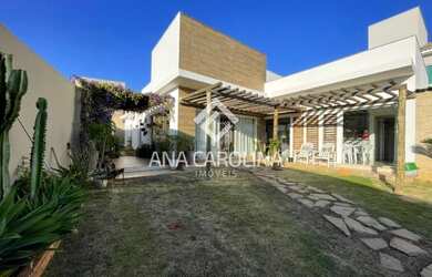 Imagem: A casa possui 4 Dormitórios, 3 Banheiros, 460m² de Área e