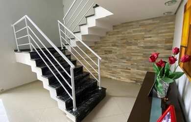 Imagem: A casa possui 4 Dormitórios, 5 Banheiros, 3 Vagas na garagem