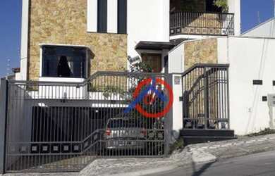 Imagem: A casa possui 3 Dormitórios, 4 Banheiros, 4 Vagas na garagem