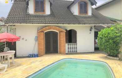 Imagem: A casa possui 3 Dormitórios, 2 Banheiros, 2 Vagas na garagem