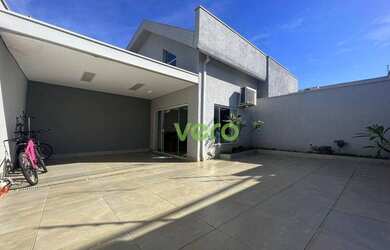 Imagem: A casa possui 4 Dormitórios, 3 Banheiros, 4 Vagas na garagem