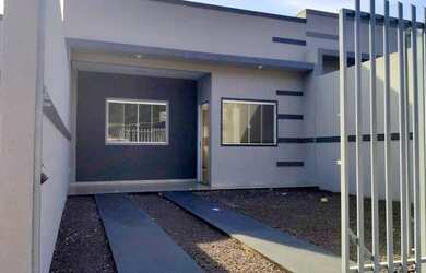 Imagem: A casa possui 2 Dormitórios, 1 Banheiro, 2 Vagas na garagem