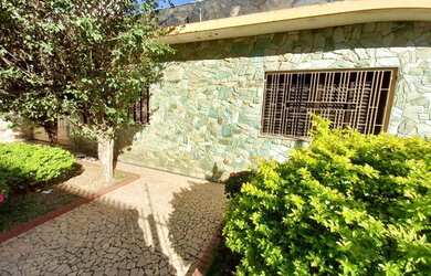 Imagem: A casa possui 3 Dormitórios, 3 Banheiros, 3 Vagas na garagem