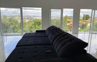 Imagem: A casa possui 5 Dormitórios, 5 Banheiros, 3 Vagas na garagem