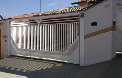 Imagem: A casa possui 3 Dormitórios, 3 Banheiros, 220m² de Área