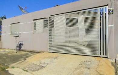 Imagem: A casa possui 2 Dormitórios, 2 Banheiros, 2 Vagas na garagem