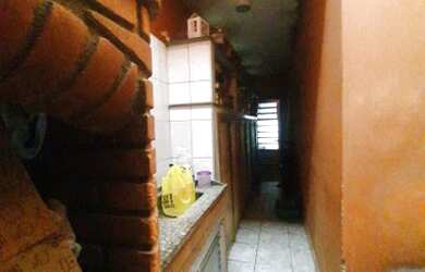 Imagem: A casa possui 3 Dormitórios, 1 Banheiro, 2 Vagas na garagem