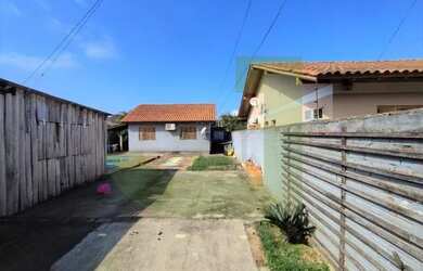 Imagem: A casa possui 2 Dormitórios, 1 Banheiro, 3 Vagas na garagem