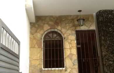 Imagem: A casa possui 3 Dormitórios e 2 Banheiros e está localizado