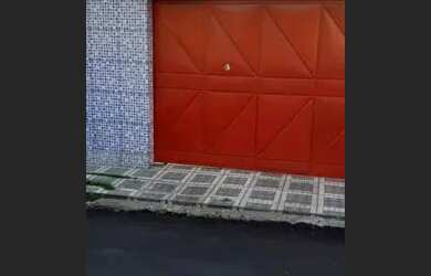 Imagem: A casa possui 2 Dormitórios, 1 Banheiro, 2 Vagas na garagem