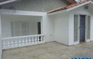 Imagem: A casa possui 3 Dormitórios, 2 Banheiros, 3 Vagas na garagem