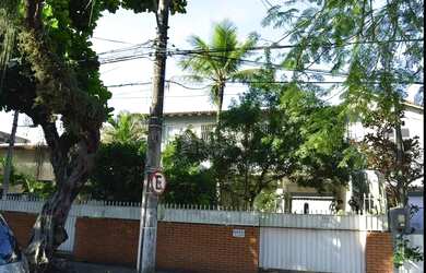 Imagem: A casa possui 4 Dormitórios, 5 Banheiros, 3 Vagas na garagem