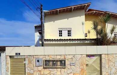 Imagem: A casa possui 3 Dormitórios, 1 Banheiro e está localizado