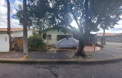 Imagem: A casa possui 2 Dormitórios, 1 Banheiro, 3 Vagas na garagem