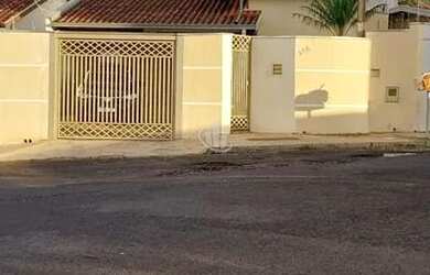 Imagem: A casa à venda possui 2 Dormitórios, 3 Banheiros, 2 Vagas