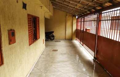 Imagem: A casa possui 2 Dormitórios, 1 Banheiro, 1 Vaga na garagem