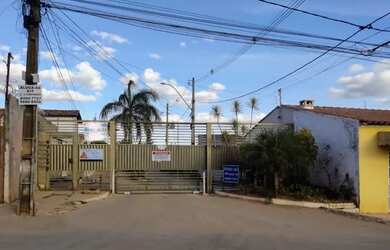 Imagem: A casa em condomínio possui 3 Dormitórios, 2 Banheiros, 3