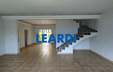 Imagem: A casa possui 5 Dormitórios, 5 Banheiros, 2 Vagas na garagem