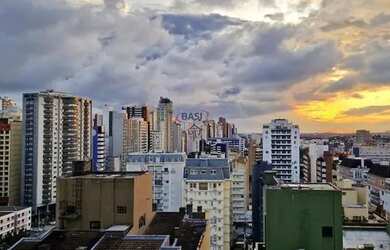 Imagem: O apartamento possui 1 Dormitório, 1 Banheiro, 1 Vaga na garagem